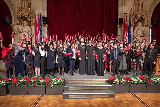 Rektor Mailath-Pokorny Dekan Posch, Dekanin Exner und die AbsolventInnen 2018 © Wolfgang Simlinger 