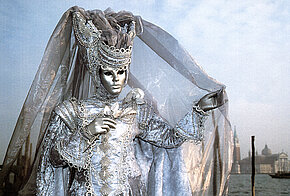 aus "Venedigs Maskenspiel" von Jürgen Schug; EULEN VERLAG, Freiburg, 1998