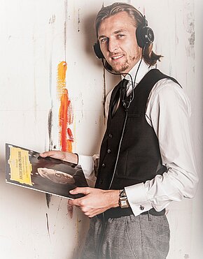 Krystian Nowakowski beim Hören einer Schallplatte, fotografiert von Saleh Rozati