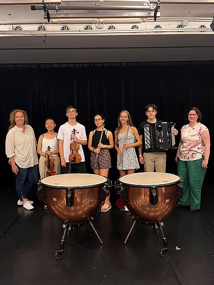 V.l.: Birgit Hinterholzer (Bundesgeschäftsführerin MUSIK DER JUGEND), Jisu Son (Violine) aus Wien, Leonhard Baumgartner (Violine) aus Niederösterreich, Alba Moreno-Vilar (Flöte) aus Wien, Stella Teichmann (Flöte) aus Wien, Jakob Gluhak (Akkordeon) aus Oberösterreich, Julia Purgina (Bundesfachbeirat MUSIK DER JUGEND, Musik und Kunst Privatuniversität der Stadt Wien, Anton Bruckner Privatuniversität Linz).