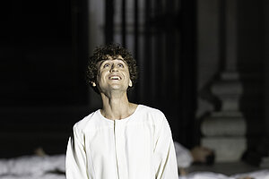 Bilder: Dominik Dos-Reis als Tod; Paul Winkler (links) als Mitglied der Tischgesellschaft mit Jedermann Philipp Hochmair und Buhlschaft Deleila Piasko. Fotos © Monika Rittershaus/Salzburger Festspiele. 