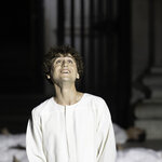 Bilder: Dominik Dos-Reis als Tod; Paul Winkler (links) als Mitglied der Tischgesellschaft mit Jedermann Philipp Hochmair und Buhlschaft Deleila Piasko. Fotos © Monika Rittershaus/Salzburger Festspiele. 