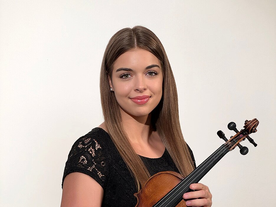 Isabell Rass Violinistin Leonie Raß erhält Engagement beim Bruckner Orchester Linz ...