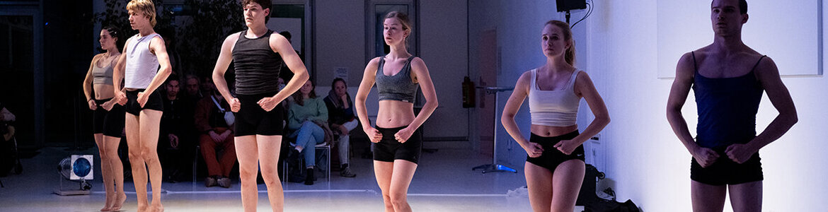 MUK Tanz-Studierende in der Produktion „To lay a track“. Foto © Barbara Mair