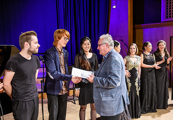 Preisübergabe durch Gerhard Göbl (Hugo-Breitner-Gesellschaft) © Wolfgang Simlinger 