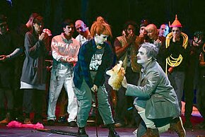 Leoš Janáček: Das schlaue Füchslein. Inszenierung: Stefan Herheim, MusikTheater an der Wien 2022; Mélissa Petit, Milan Sijanov, Arnold Schönberg Chor © Monika und Karl Foster