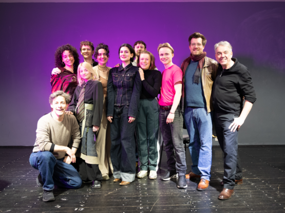 Das Team der "Titanic"-Hörspielproduktion: Die Studierenden des 4. Jahrgangs Schauspiel (=Abschlussjahrgang) mit Regisseur Harald Krewer (re.) sowie mit Markus Meyer und Urs Klebe als Projektleiter der MUK. Foto © MUK. 