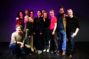 Das Team der "Titanic"-Hörspielproduktion: Die Studierenden des 4. Jahrgangs Schauspiel (=Abschlussjahrgang) mit Regisseur Harald Krewer (re.) sowie mit Markus Meyer und Urs Klebe als Projektleiter der MUK. Foto © MUK. Das Team der "Titanic"-Hörspielproduktion: Die Studierenden des 4. Jahrgangs Schauspiel (=Abschlussjahrgang) mit Regisseur Harald Krewer (re.) sowie mit Markus Meyer und Urs Klebe als Projektleiter der MUK. Foto © MUK.