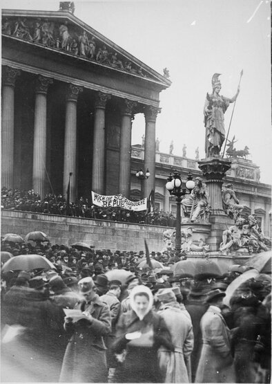 Ausrufung der Republik Deutsch-Österreich am 12. November 1918 vor dem Parlament © Bildarchiv der Österreichischen Nationalbibliothek