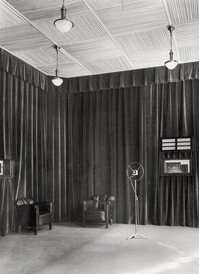 Kleines Studio der RAVAG, Johannesgasse 4a, fotografiert von Hermann Brühlmeyer im Jahr 1930.  Foto © Hermann Brühlmeyer/Austrian Archives/brandstaetter images/picturedesk.com