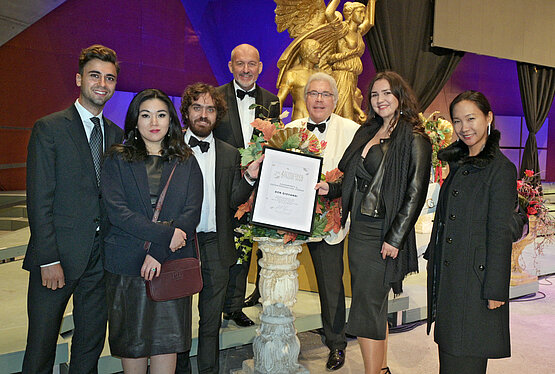 vlnr: Konzertmeister Benjamin Lichtenegger, Risa Matsushima, Dirigent Andrea Alessandrini, Regisseur Wolfgang Gratschmaier, Gesamtleitung Prof. Michael Werba, Anastasia Michailidi, Nao Kitabatake © Wolfgang Mayer  