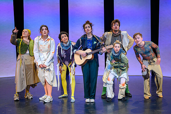 Die Studierenden des Studiengangs Schauspiel, 3. Jahrgang. V.l.n.r.: Samira Kossebau, Laetitia Toursarkissian, Paula Carbonell Spörk, Minou Mehdizadeh Baghbani, Amrito Geiser, Fabia Matuschek, Elias Eisold (nicht im Bild: Fabian Cabak). Foto © Wolfgang Simlinger 2023