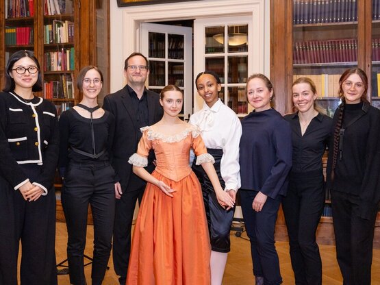 Buchpräsentation Barocktanz, Februar 2025. Mit (v.l.n.r.) Yeongshin Park, Christina Barmböck, Andreas Helm, Annelie Fiona Vanicek, Sina Zack, Margit Legler, Verena Grundener und Phyllis Breit. Foto © Simon Kupferschmied. 