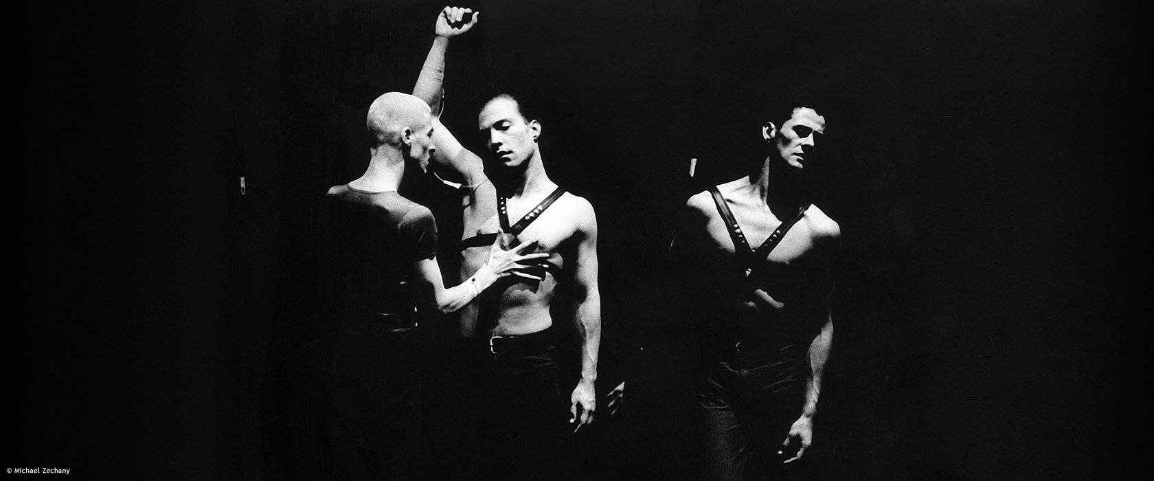 Tanztheater Homunculus: Produktion „Stimmen toter Freunde“ (1997), Choreografie: Nikolaus Selimov, Darsteller (v.l.n.r.): David Subal, Alexander Fend und Esteban Hernadez. Foto © Michael Zechany.