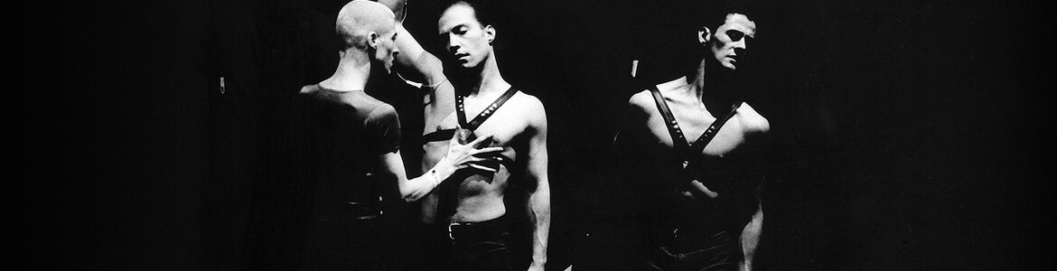 Tanztheater Homunculus: Produktion „Stimmen toter Freunde“ (1997), Choreografie: Nikolaus Selimov, Darsteller (v.l.n.r.): David Subal, Alexander Fend und Esteban Hernadez. Foto © Michael Zechany.