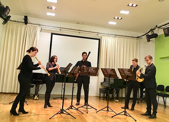 v. li. n. re.: Agnes Glaßner, Manuela Mitterer, Marcello Conca, Armin Kerschbaumer und Felix Schwendinger.