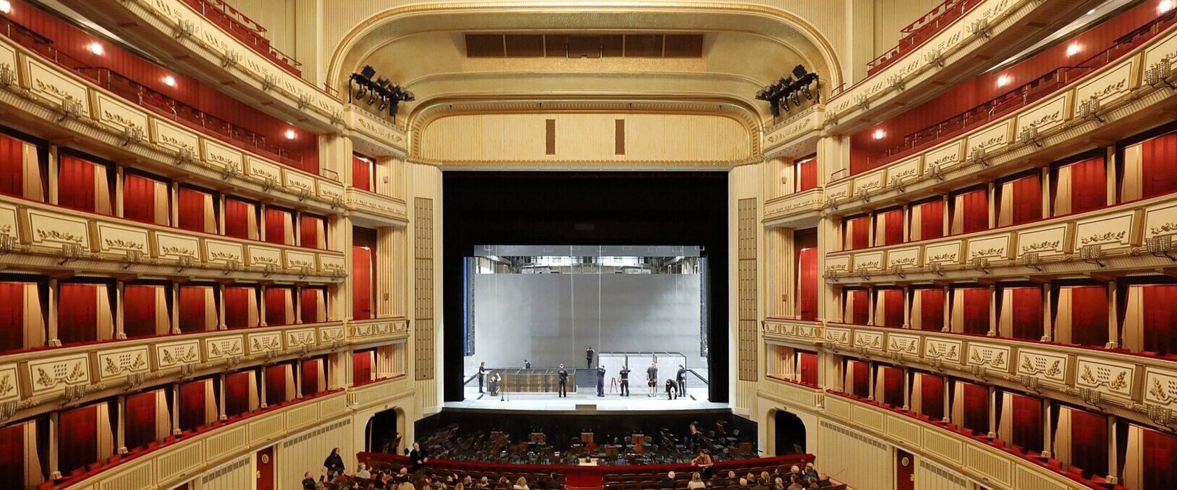 Wiener Staatsoper: Blick von der Mittelloge zur Bühne. Foto © C.Stadler/Bwag; CC-BY-SA-4.0 Wikimedia. 