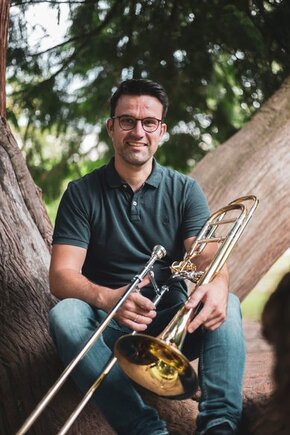 Halbtotale von Matthias Weiß mit Posaune