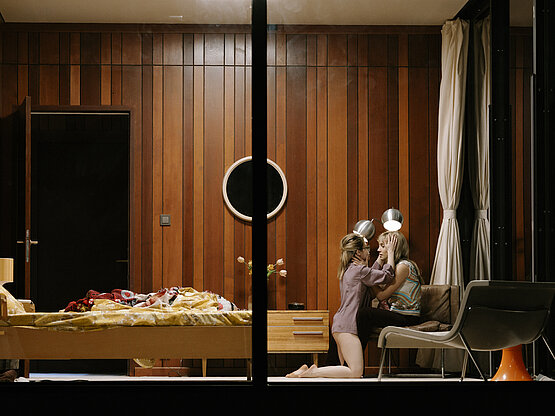 Szenenfoto DAS FERIENHAUS: Fabia Matuschek und Leonie Rabl. Foto ©  Marcella  Ruiz  Cruz /Burgtheater