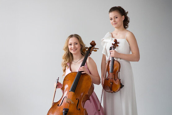 Halbtotale von Violinistin Patricija Avšič und Cellistin Klara Avšič, fotografiert von Janez Marolt 
