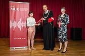 Irene Delgado-Jiménez mit Rektor Andreas Mailath-Pokorny und Vizerektorin Rosemarie Brucher © Rudi Fröse