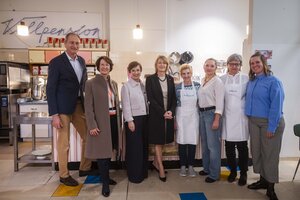 Gruppenfoto von Andreas Mailath-Pokorny, Doris Schmidauer und Elke Büdenbender in der Vollpension in der MUK, augenommen von HBF/Paul Kulec