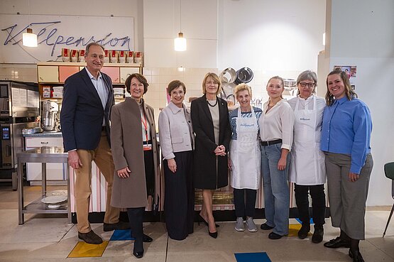 Gruppenfoto von Andreas Mailath-Pokorny, Doris Schmidauer und Elke Büdenbender in der Vollpension in der MUK, augenommen von HBF/Paul Kulec