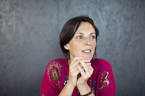 Porträt von Francesca Verunelli mit gefalteten Handen unter dem Kinn, aufgenommen von Rui Camilo