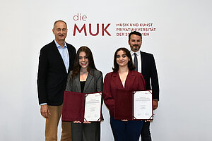 Gruppenfoto der beiden Gewinnerinnen mit Sebastian Sima und Rektor Andreas Mailath-Pokorny