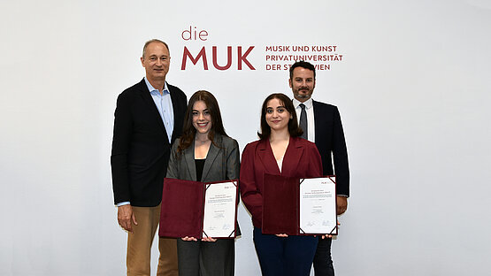 Gruppenfoto der beiden Gewinnerinnen mit Sebastian Sima und Rektor Andreas Mailath-Pokorny