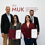 Gruppenfoto der beiden Gewinnerinnen mit Sebastian Sima und Rektor Andreas Mailath-Pokorny