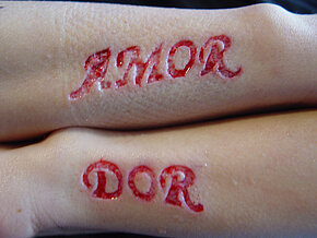 Roberta Lima (geb. 1974)⁠, „Rewriting Love & Pain — Amor & Dor“  (Vienna, 2004⁠). Chromogenic print⁠, courtesy of the artist and Charim Galerie.