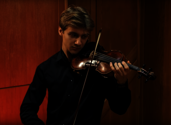Der Geiger Krzysztof Dawidowicz erhielt im September eine Auszeichnung beim 12. National Violin Competition St. Serwaczynski in Lublin. Bild © Akademia Filmu i Telewizji via YouTube. 