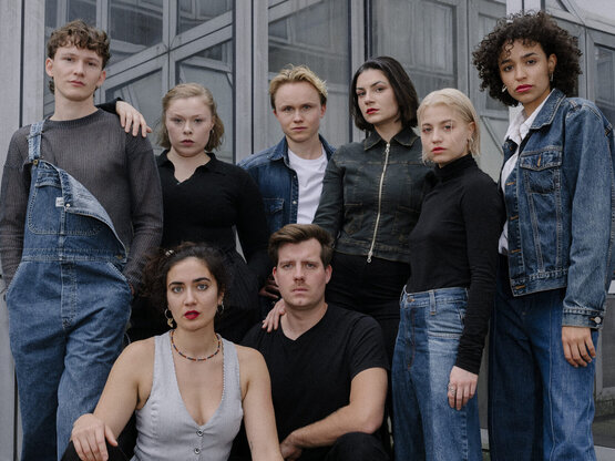 4. Jahrgang (=Abschlussjahrgang) Schauspiel. V. l. n. r.: Fabian Cabak, Samira Kossebau, Minou Mehdizadeh Baghbani (vorne), Elias Eisold, Amrito Geiser (vorne), Laetitia Toursarkissian, Fabia Matuschek, Paula Carbonell Spörk. Foto © Julia Dragosits.