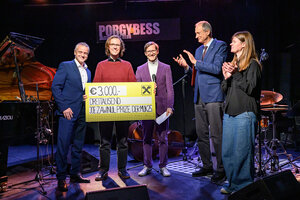v.l.n.r.: Gerhard Zachl (Prokurist Raiffeisen Wien), Jordi Roviró, Jazz-Institutsleiter Oliver Potratz, Rektor Andreas Mailath-Pokorny und Stv. Jazz-Institutsleiterin Beate Wiesinger © Wolfgang Simlinger