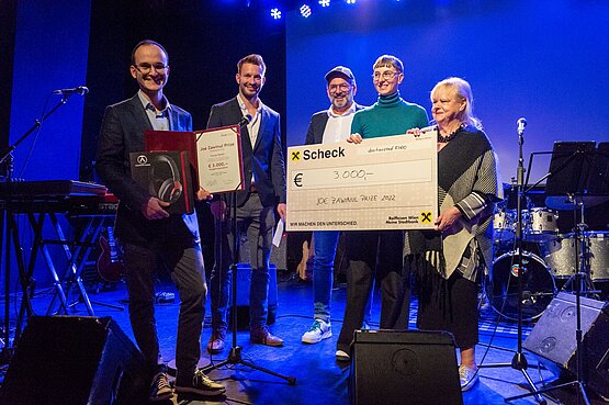 Florian Reider, Lars Seniuk (MUK, Initiator des Wettbewerbs), Günther Haas (Raiffeisen Wien. Meine Stadtbank), Rosemarie Brucher (MUK) und Jazz-Ikone Marianne Mendt bei der Preisübergabe © Rudi Fröse