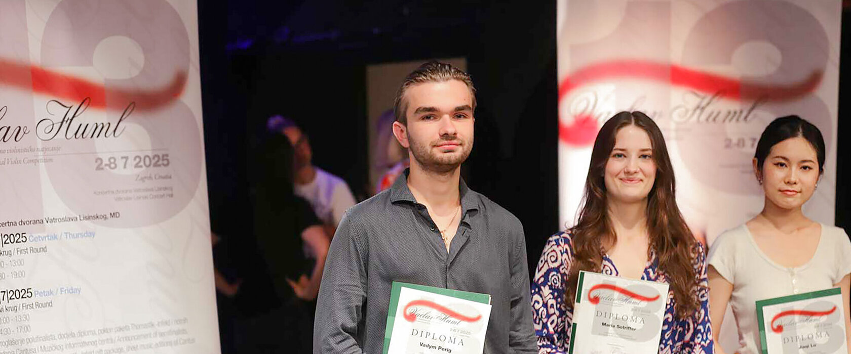  Die drei Finalist*innen - sämtlich Studierende der MUK - des Internationalen Vaclav Huml-Violin-Wettbewerbs (IVC) in Zagreb/Kroatien. Foto © IVC