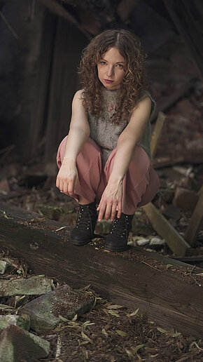 Martyna Zakrzewska hockend, fotografiert von Aleksandra Ołdak