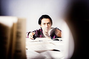 Hyung-ki Joo sitzend mit Notenblättern, fotografiert von Julia Wesely