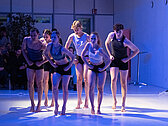 MUK Tanz-Studierende in der Produktion „To lay a track“. Foto © Barbara Mair