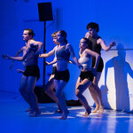 MUK Tanz-Studierende in der Produktion „To lay a track“. Foto © Barbara Mair