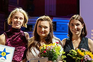 Die drei Bestplatziierten (v.l.n.r.): Elena Franke (3.), Lilly Rottensteiner (1.), Valentina Pichler (2. sowie Medienpreis). Foto © Adrienne Meister/Gärtnerplatztheater