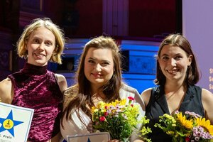 Die drei Bestplatziierten (v.l.n.r.): Elena Franke (3.), Lilly Rottensteiner (1.), Valentina Pichler (2. sowie Medienpreis). Foto © Adrienne Meister/Gärtnerplatztheater Die drei Bestplatziierten (v.l.n.r.): Elena Franke (3.), Lilly Rottensteiner (1.), Valentina Pichler (2. sowie Medienpreis). Foto © Adrienne Meister/Gärtnerplatztheater