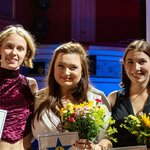 Die drei Bestplatziierten (v.l.n.r.): Elena Franke (3.), Lilly Rottensteiner (1.), Valentina Pichler (2. sowie Medienpreis). Foto © Adrienne Meister/Gärtnerplatztheater