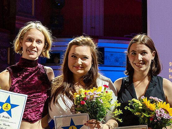 Die drei Bestplatziierten (v.l.n.r.): Elena Franke (3.), Lilly Rottensteiner (1.), Valentina Pichler (2. sowie Medienpreis). Foto © Adrienne Meister/Gärtnerplatztheater