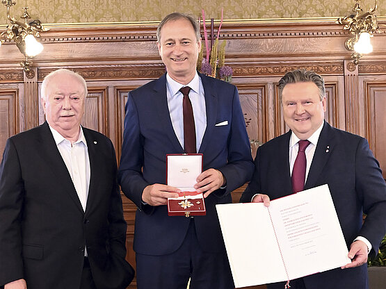 Am 5. Juni 2023 überreichte Wiens Bürgermeister Dr. Michael Ludwig dem Rektor der Musik und Kunst Privatuniversität der Stadt Wien,  Dr. Andreas Mailath-Pokorny, das Große Goldene Ehrenzeichen für Verdienste um das Land Wien. Die Laudatio hielt Alt-Bürgermeister Dr. Michael Häupl. Foto: C. Jobst/PID