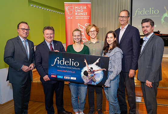 v.l.n.r.: Thomas Prantner, Bgmst. Michael Ludwig, Lena Poppe, Samuel Bertz, Caroline Hat (Studierende der MUK), Rektor Andreas Mailath-Pokorny, Georg Hainzl © ORF / Roman Zach-Kiesling