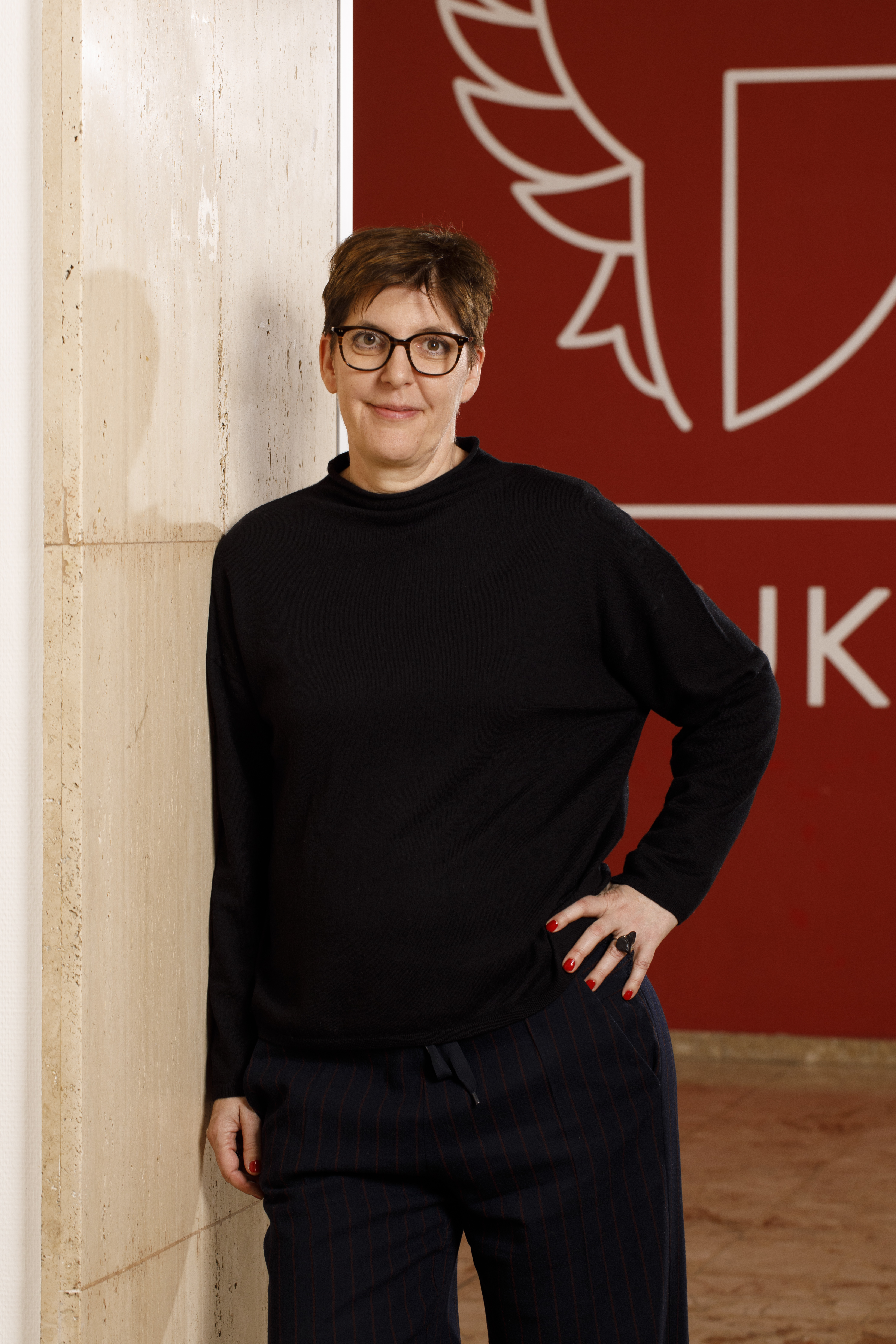 Halbtotale von Dekanin Karoline Exner, fotografiert von Regina Hügli